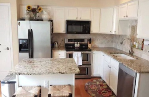 Nauck House | Ideal 3 Bedroom Retreat with Spa Near Top Attractions