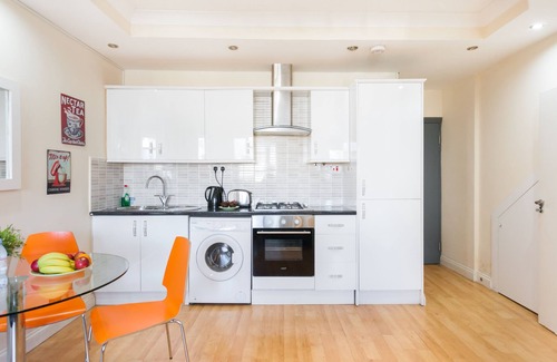 Kings Cross St. Pancras Apartment | Cozy Apartment Just 2 Minutes from the Station