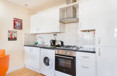 Kings Cross St. Pancras Apartment | Cozy Apartment Just 2 Minutes from the Station
