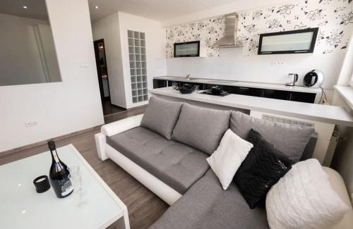 Martin Apartment | Stylish Apartment near Center with Free Parking & Child-Friendly