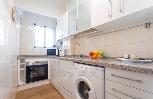 El Arenal Apartment | Elegant Apartment Near La Maestranza with Spa & Kitchen