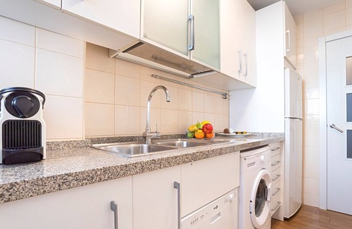 El Arenal Apartment | Elegant Apartment Near La Maestranza with Spa & Kitchen