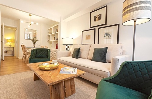 El Arenal Apartment | Elegant Apartment Near La Maestranza with Spa & Kitchen