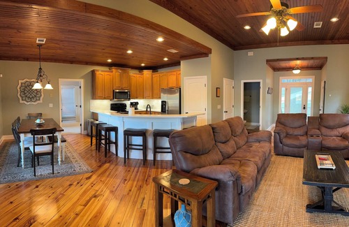 Pleasure Point House | Lakefront Haven with Hot Tub & Breakfast - Guest Rated 10/10