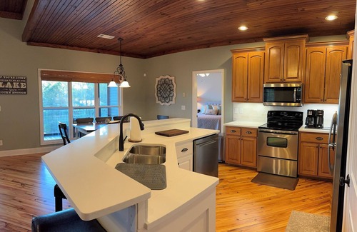 Pleasure Point House | Lakefront Haven with Hot Tub & Breakfast - Guest Rated 10/10