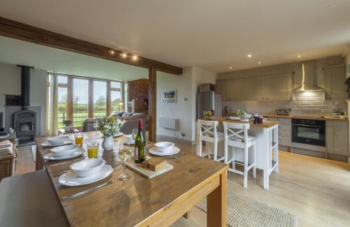 Fakenham House | Relaxing Retreat at Great Barn with Private Pool Access