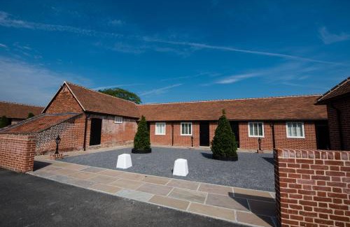 Ramsden Heath Hotel | Discover Great Blunts Stables: Oceanfront Retreat Awaits
