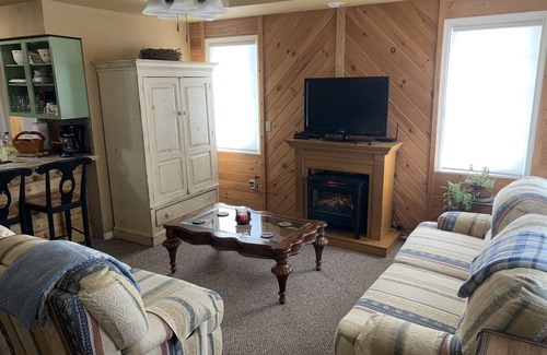 Tuscumbia Cabin | Inviting Cabin on Osage River - Perfect for Families & Pets