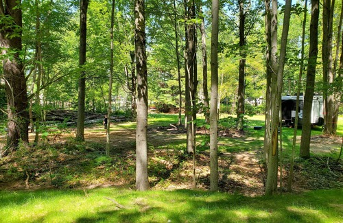Gladwin Cabin | Ideal Camping Spot with Full Hookup and Cozy Guest House