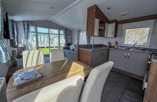 Skegness House | Inviting Caravan with Decking at Southview Holiday Park