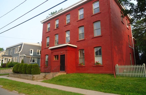 Queens Square Apartment | Historic Water Street Retreat: Guest Rated 9.8 with Pool & Spa