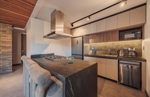 Alejandria Apartment | Great city view 1367 sqft Apt in a prime location in El Poblado with pool & gym