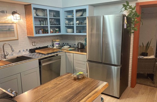 Palm River Estates House | Immaculate Room with Private Bath and Kitchen Access