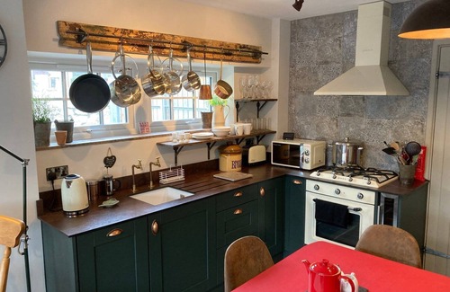 Cowbridge Apartment | Country-Style House with Cozy Courtyard & Spa Amenities