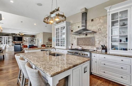 Huddleston House | Discover Dock Holiday: Wifi, Fire-Pit & Scenic Lake Views!