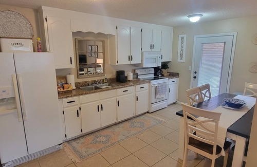 Dothan House | Prime Dothan Hotel Near Shopping and Airport with Kitchen
