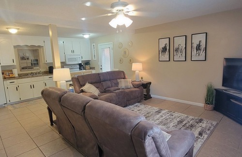 Dothan House | Prime Dothan Hotel Near Shopping and Airport with Kitchen