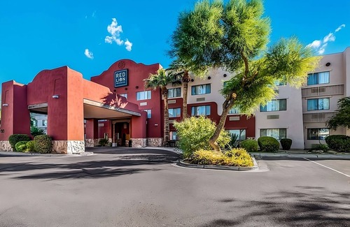 Palm Valley Hotel | Relaxing Retreat at Red Lion Inn & Suites Goodyear Phoenix