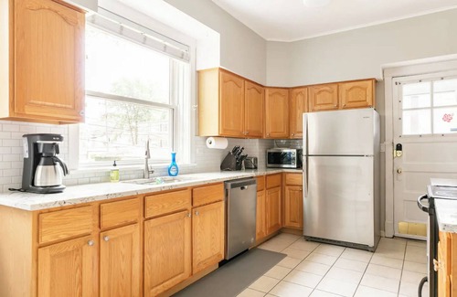 South Evanston Apartment | Family-Friendly Evanston Home with Parking and Spa Amenities
