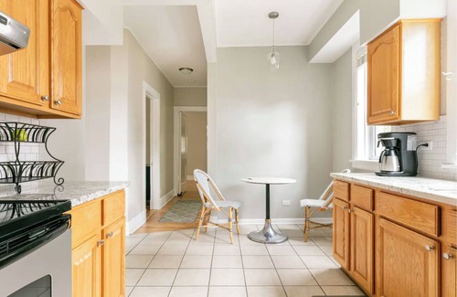 South Evanston Apartment | Family-Friendly Evanston Home with Parking and Spa Amenities