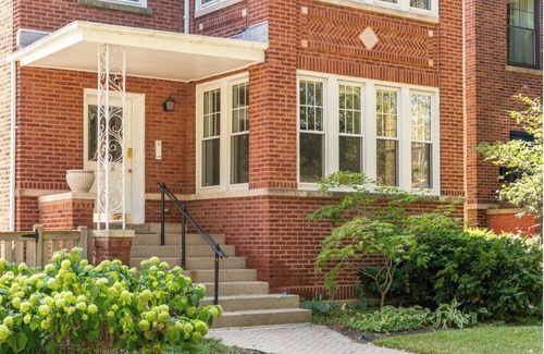 South Evanston Apartment | Family-Friendly Evanston Home with Parking and Spa Amenities
