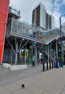 Canary Wharf Apartment | Unwind in Comfort: Free WiFi & Child-Friendly Stays
