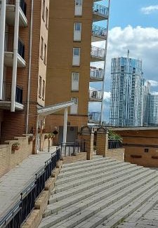 Canary Wharf Apartment | Unwind in Comfort: Free WiFi & Child-Friendly Stays