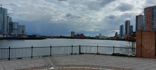 Canary Wharf Apartment | Unwind in Comfort: Free WiFi & Child-Friendly Stays