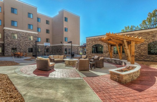 Maryland Heights Condo | Ideal for Business Travelers with Top Amenities On-Site