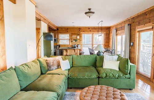 Snowshoe House | Family-Friendly Retreat with Private Hot Tub & Spectacular Views