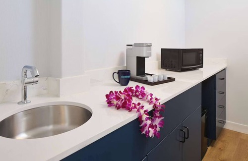 Waikiki Hotel | Perfect for Groups! 3 Units Near Honolulu Zoo & Pool Access