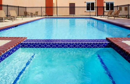 Southeast Houston House | Great for Groups! 3 Comfortable Units, Onsite Pool, FREE Parking