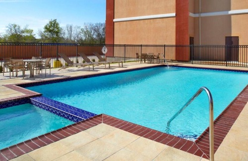 Southeast Houston House | Great for Groups! 3 Comfortable Units, Onsite Pool, FREE Parking