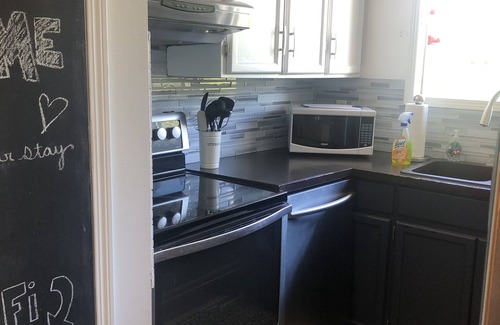 Hinton House | Perfect for Groups, Steps from Jasper Park Adventures!
