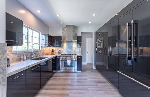 Wilshire House | Family-Friendly Retreat with Designer Kitchen & Outdoor Fun