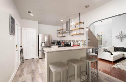 Windy Terrace House | Perfect for Families & Groups Near Local Park with Pool
