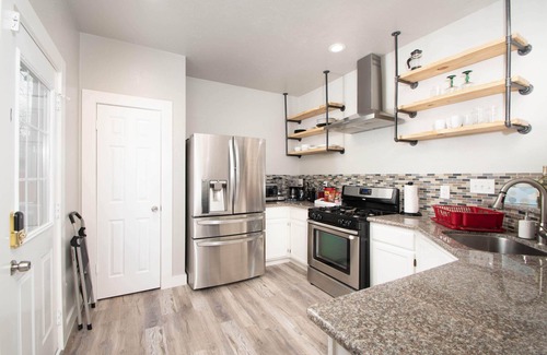 Windy Terrace House | Perfect for Families & Groups Near Local Park with Pool