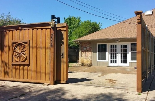 Northwest Dallas House | Quiet Half Duplex Near Major Highways with Family Amenities