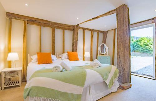 Sittingbourne House | Pet-Friendly Great Higham Barn with Pool & Perfect Rating
