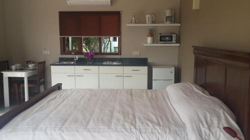 Grote Berg House | Scenic Hill View Apartment with Pool and Kitchen Amenities
