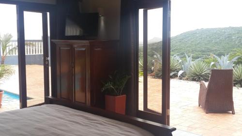 Grote Berg House | Scenic Hill View Apartment with Pool and Kitchen Amenities