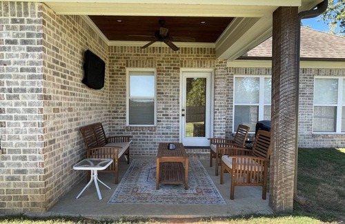 Oxford House | Ideal Retreat for Game Days and Graduations Near Campus!