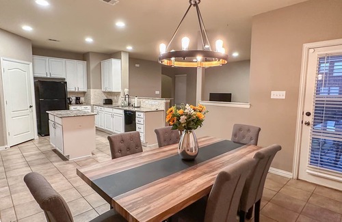 Prosper House | Inviting Family Retreat with Pet-Friendly Amenities