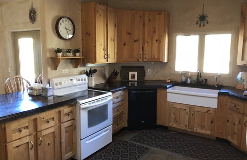 Hurricane House | Serene Retreat: Unwind in Nature with Spa & Pet-Friendly Options