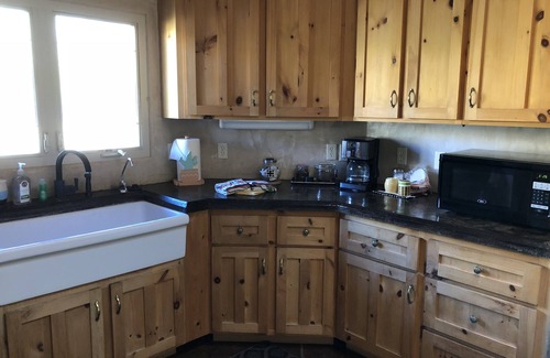 Hurricane House | Serene Retreat: Unwind in Nature with Spa & Pet-Friendly Options