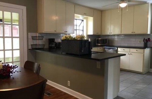 Tarrytown House | Quiet Retreat in Tarrytown with Ocean Views and Pet Access