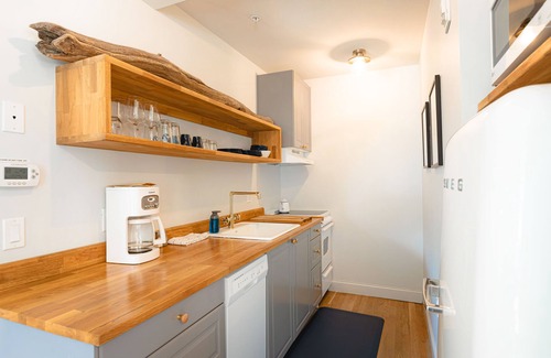 New Castle Apartment | Premier King Studio Apt with Main Street View & Breakfast