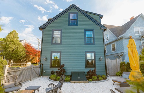 New Castle Apartment | Premier King Studio Apt with Main Street View & Breakfast
