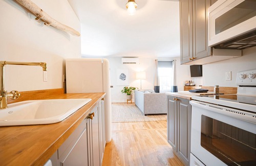 New Castle Apartment | Delightful King Studio at Great Island Inn with Patio View