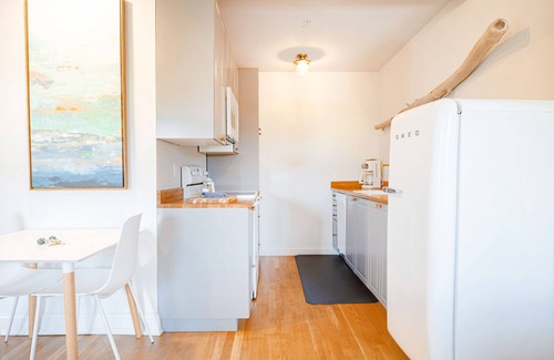New Castle Apartment | Delightful King Studio at Great Island Inn with Patio View